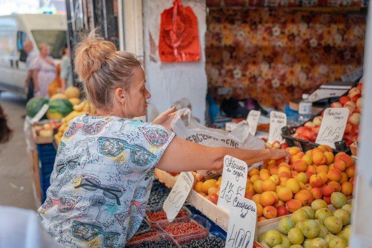 женщина на рынке