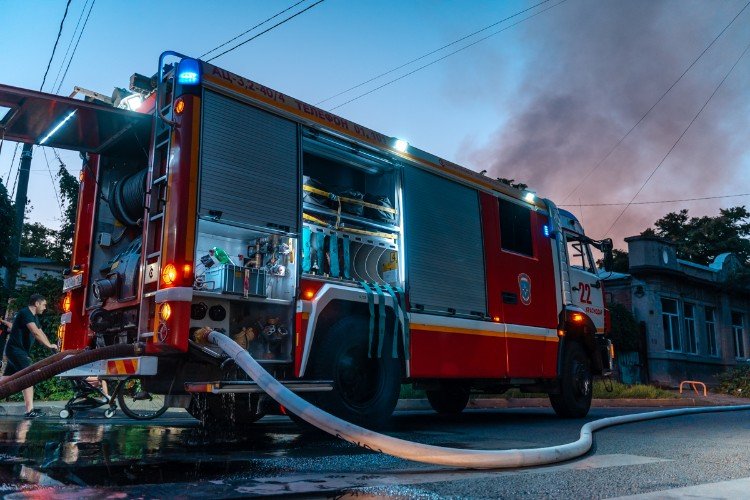 пожарная машина стоит