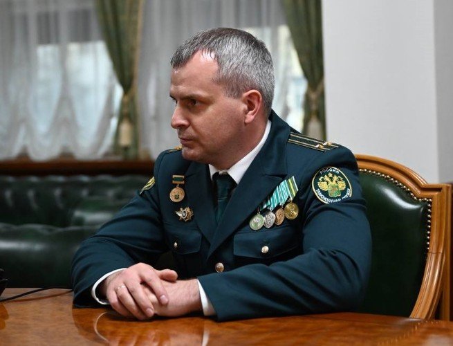 Бурлак сидит за столом