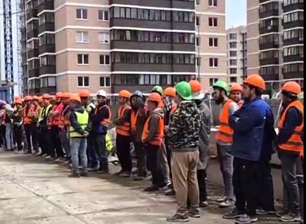 мигранты стоян на стройке