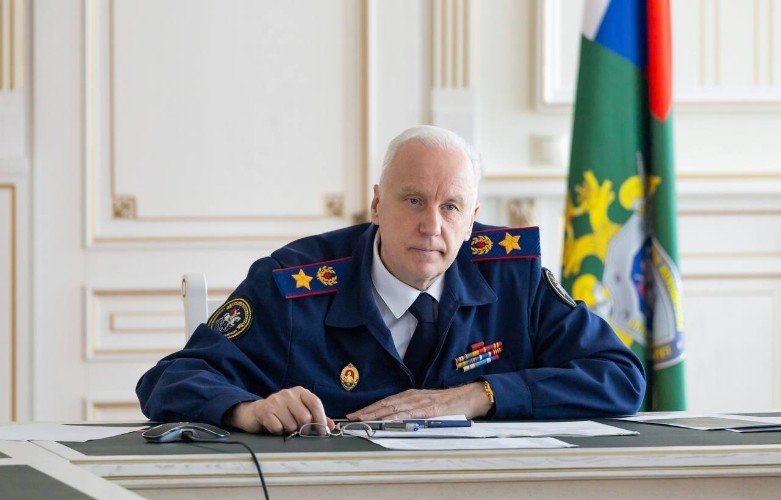 Бастрыкин сидит за столом