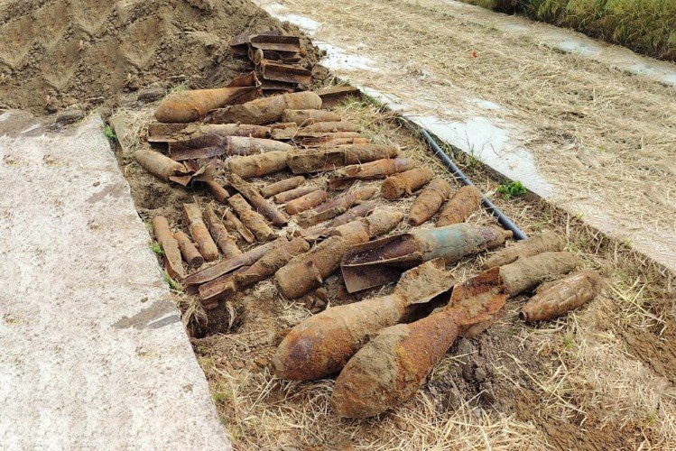 боеприпасы лежат на земле