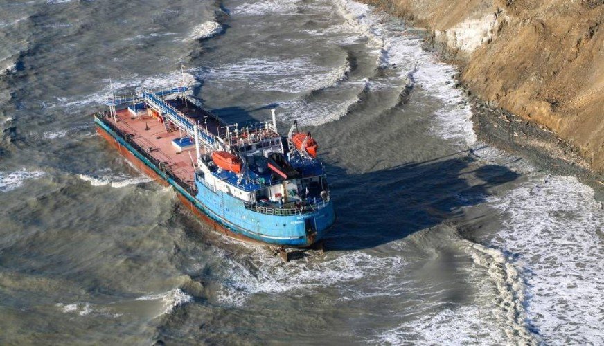 танкер стоит у берега