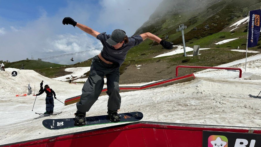 сноубордист на трассе