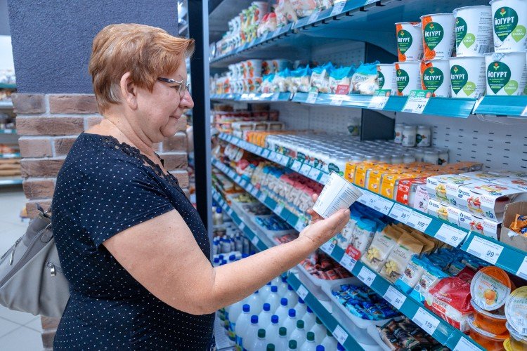 покупатель стоит у прилавка