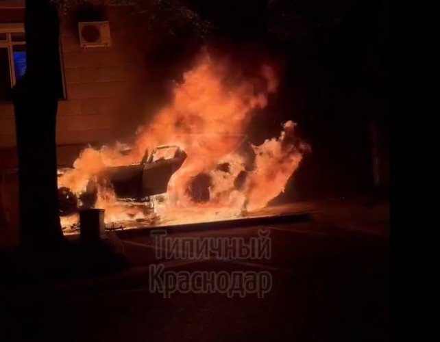 Горящая машина