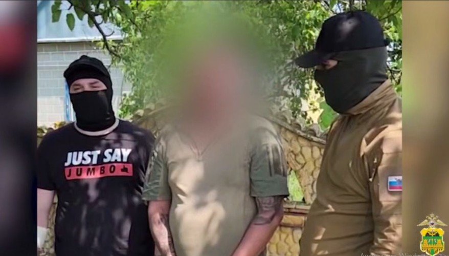 трое мужчин стоят