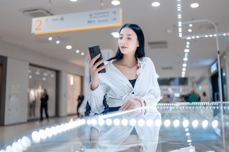 Девушка с мобильником