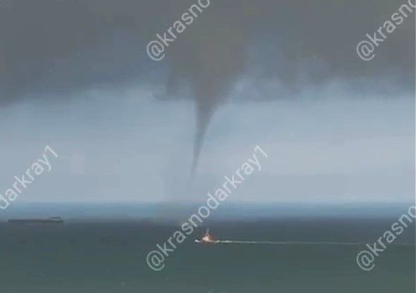 смерч идет по морю