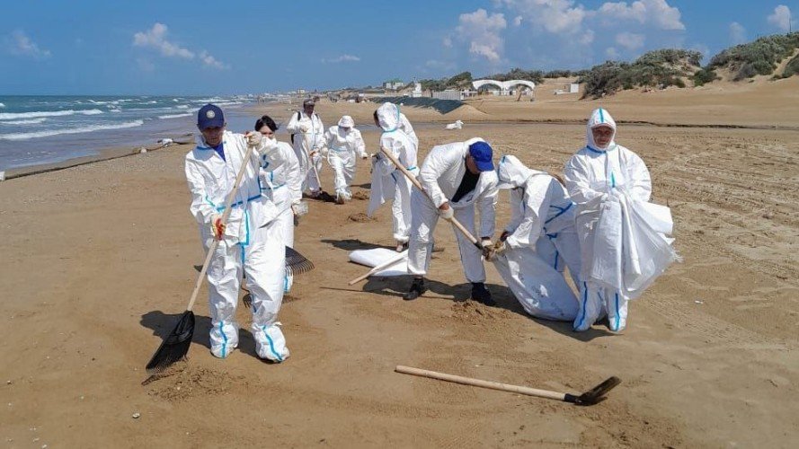 люди на пляже стоят