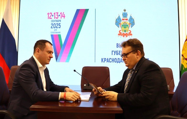 двое сидят за столом