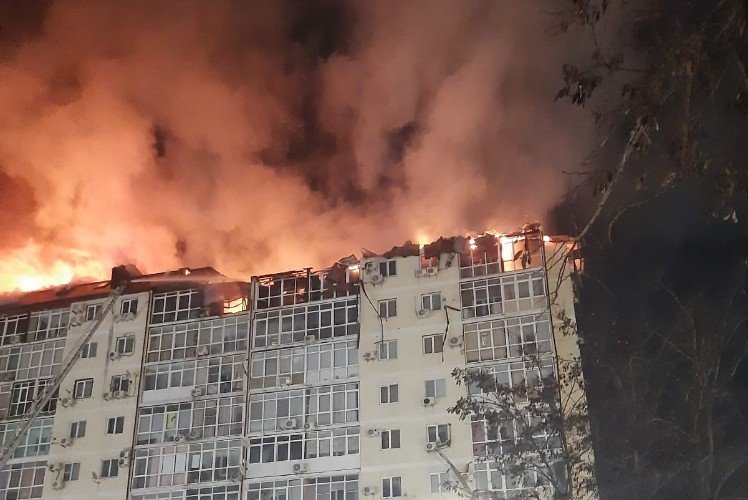 горит дом