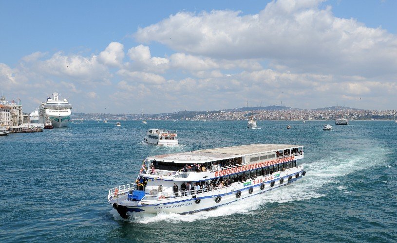 пароход идет по морю