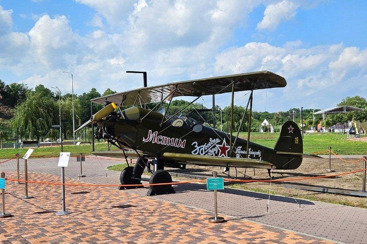 самолет стоит на площадке