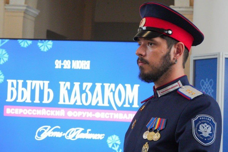 казак стоит у стенда