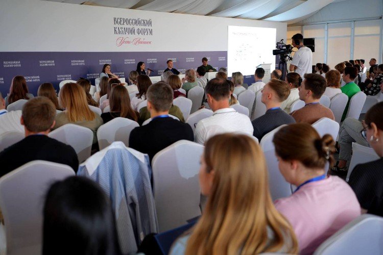 люди сидят в зале