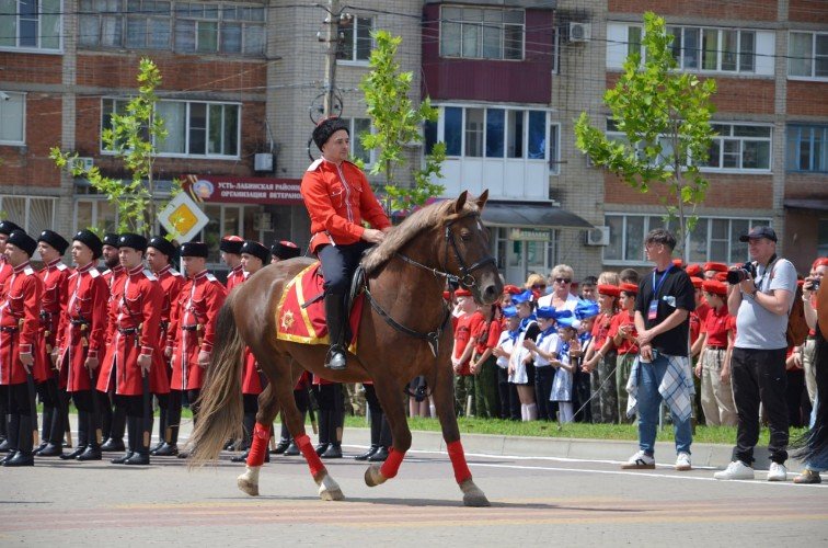 казак едет на коне