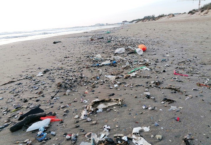 мусор лежит на пляже