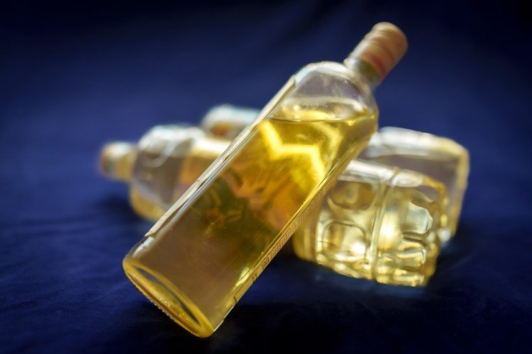 бутылки с маслом на столе