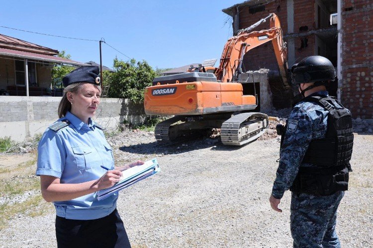 пристав стоит с документами