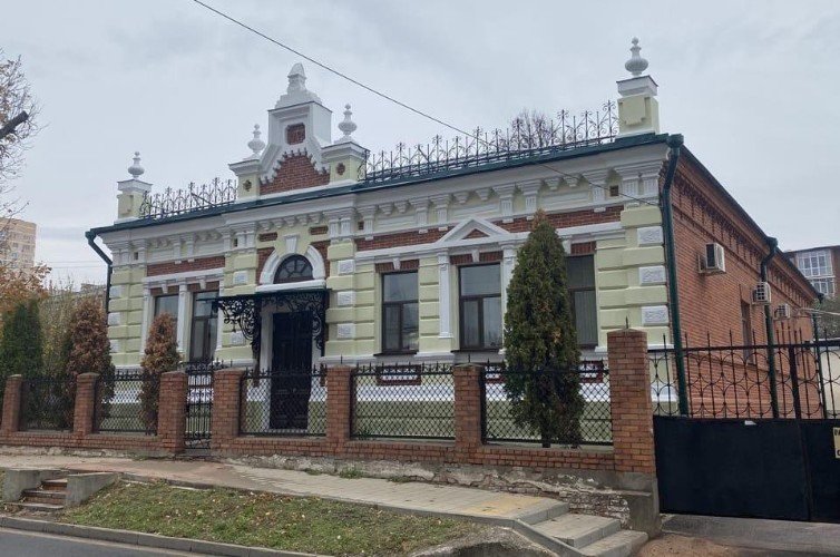 старое здание стоит за забором