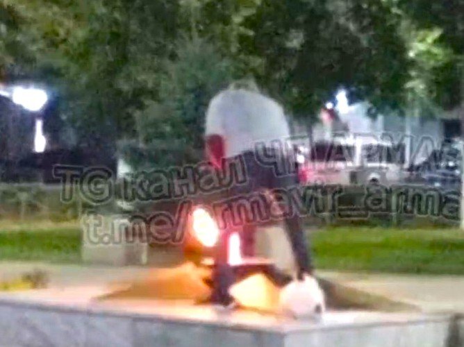 мужик стоит у огня