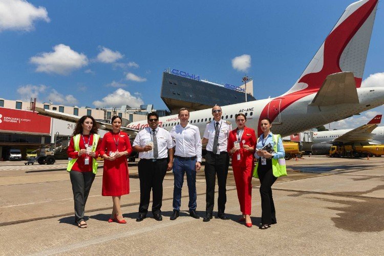 экипаж стоит у самолета