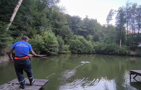 Решил доплыть до середины: турист ушел на дно озера в Сочи