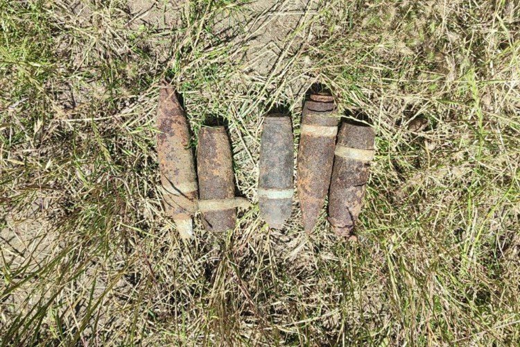 снаряды лежат на земле