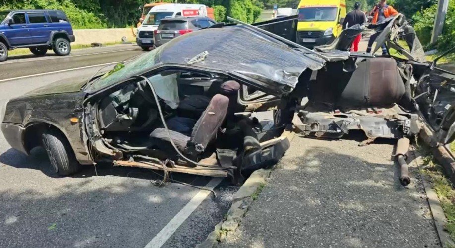 «Приору» разорвало на две части на трассе в Сочи