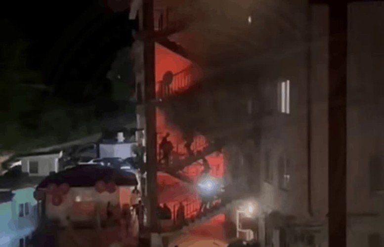 120 человек эвакуировали из полыхающей многоэтажки в Сочи