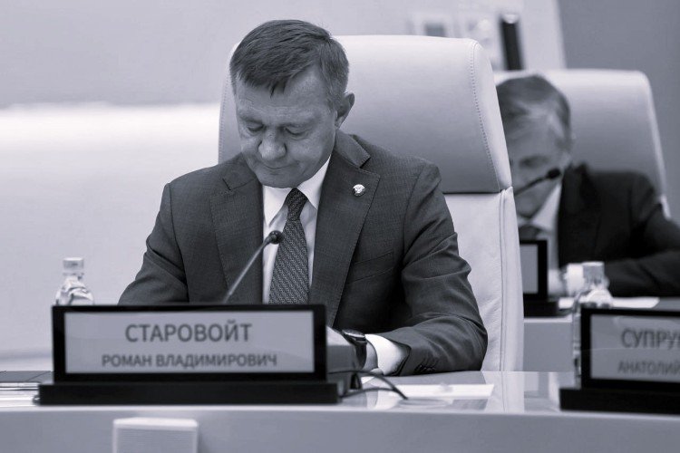 мужчина сидит за столом