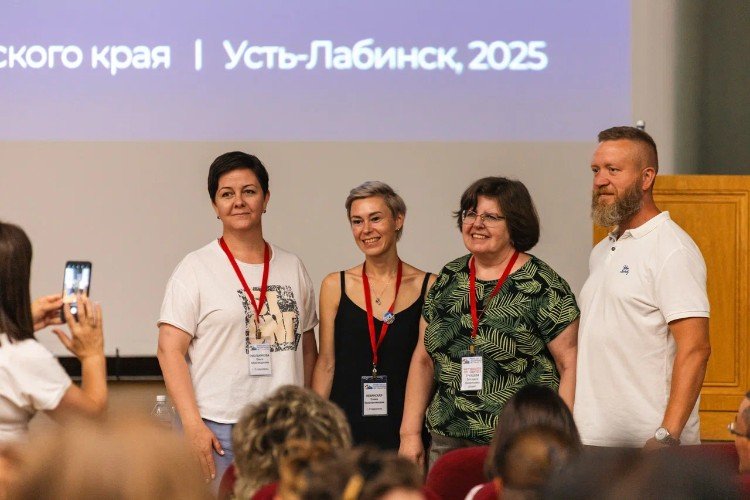 люди фотографируются