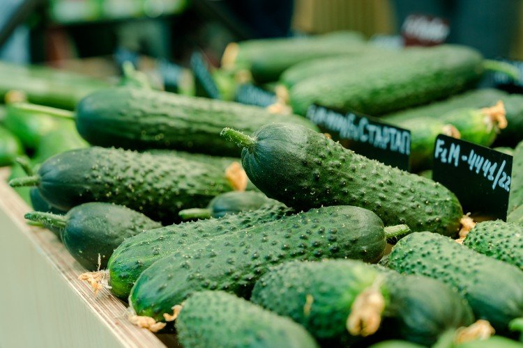 огурцы лежат в коробке