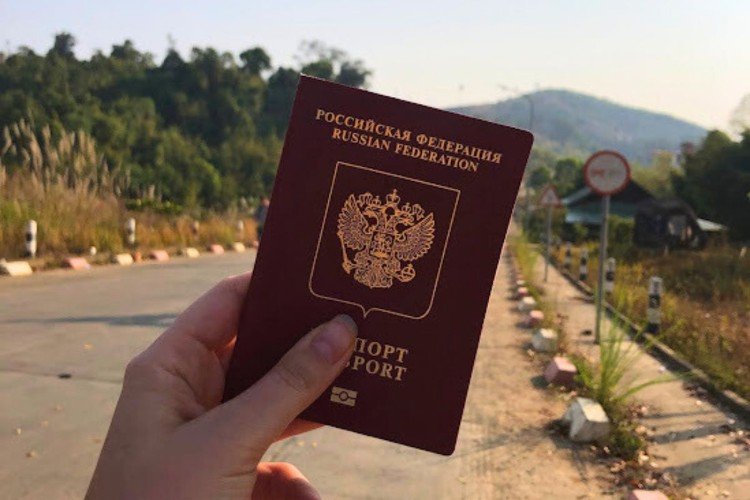 рука держит паспорт