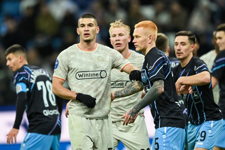 Футболисты борются на поле