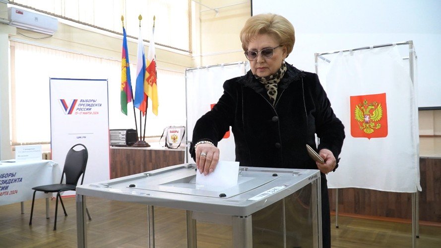 Красивая женщина, красиво работает