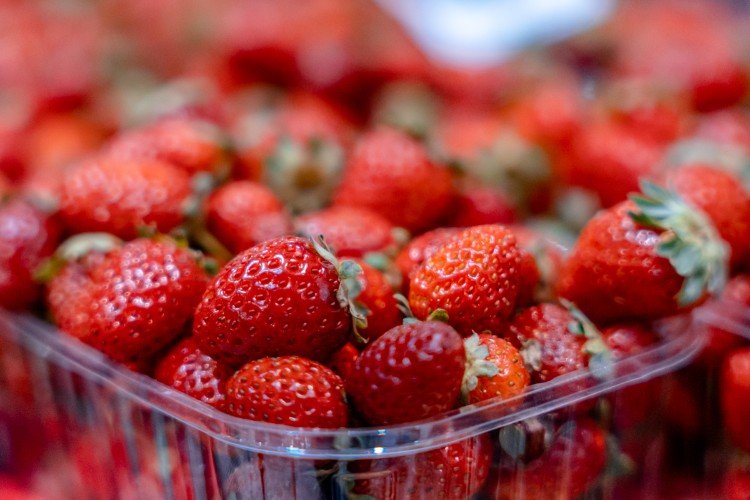 клубника лежит в контейнере