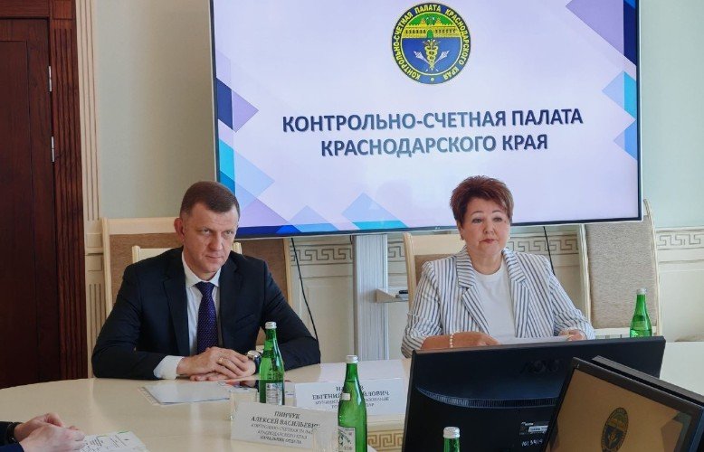 двое сидят за столом