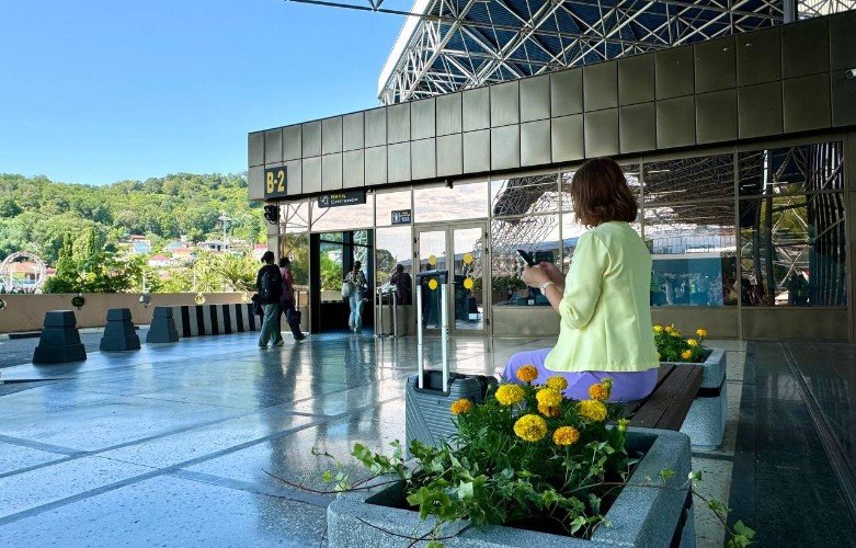 девушка сидит на скамейке