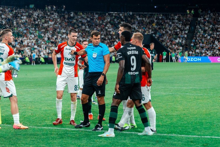 Футболисты спорят во время матча