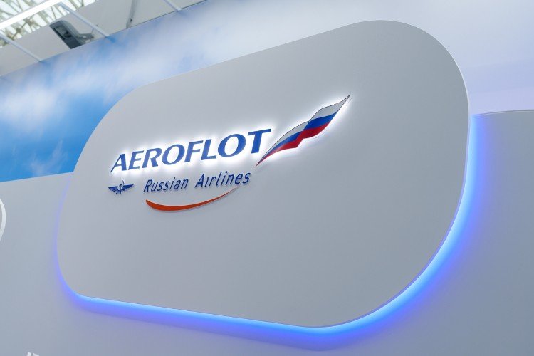 логотип Аэрофлота на стене