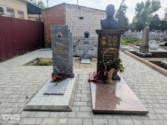 Две ненастоящие версии памятника Селезнёву на Всесвятском кладбище