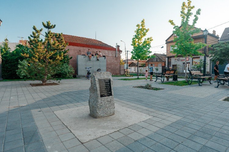 Дети отдыхают в сквере в Краснодаре