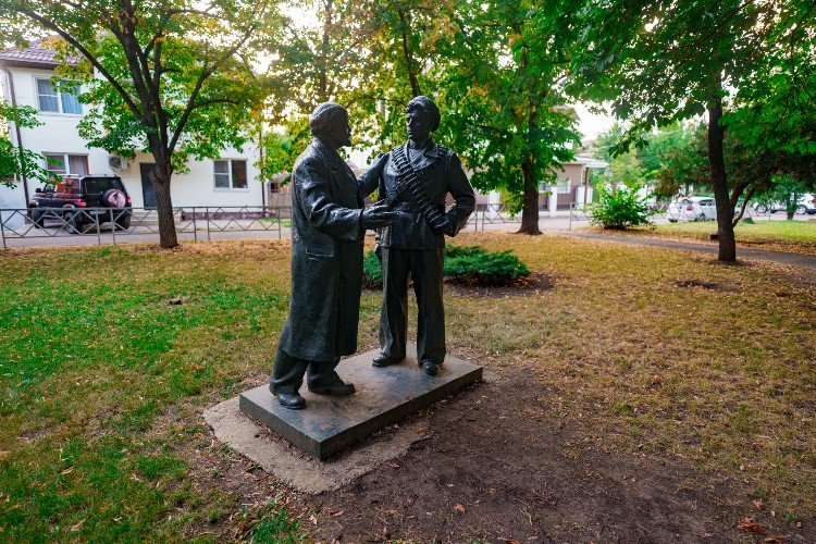 Скульптура «Ленин говорит с матросом» в Краснодаре