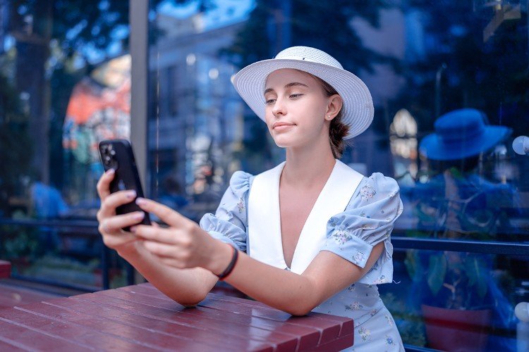 Девушка держит в руках телефон