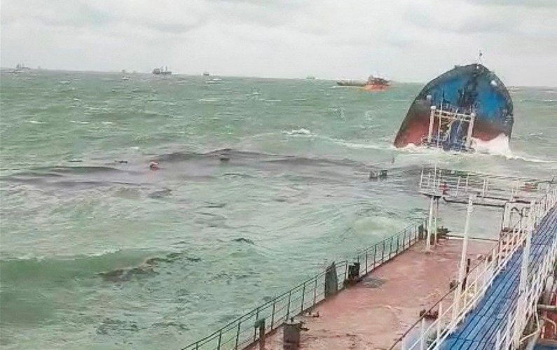 часть танкера тонет в море