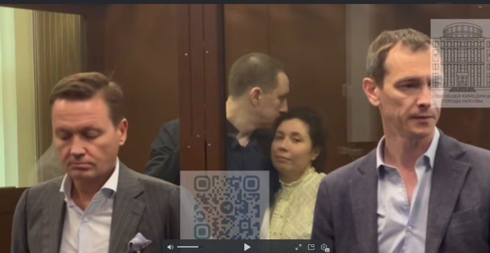 экс-мэр Сочи и его жена сидят в зале суда