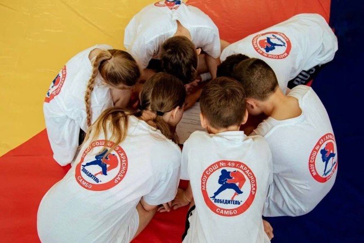 Дети сидят на матах