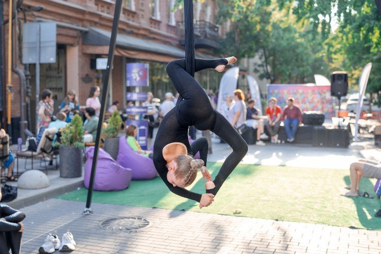 Молодая акробатка висит на улице Чапаева в Краснодаре
